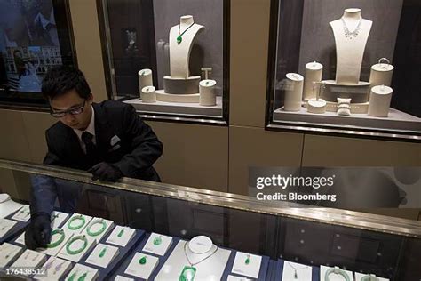 557 Chow Tai Fook Jewellery Stock Photos & High .